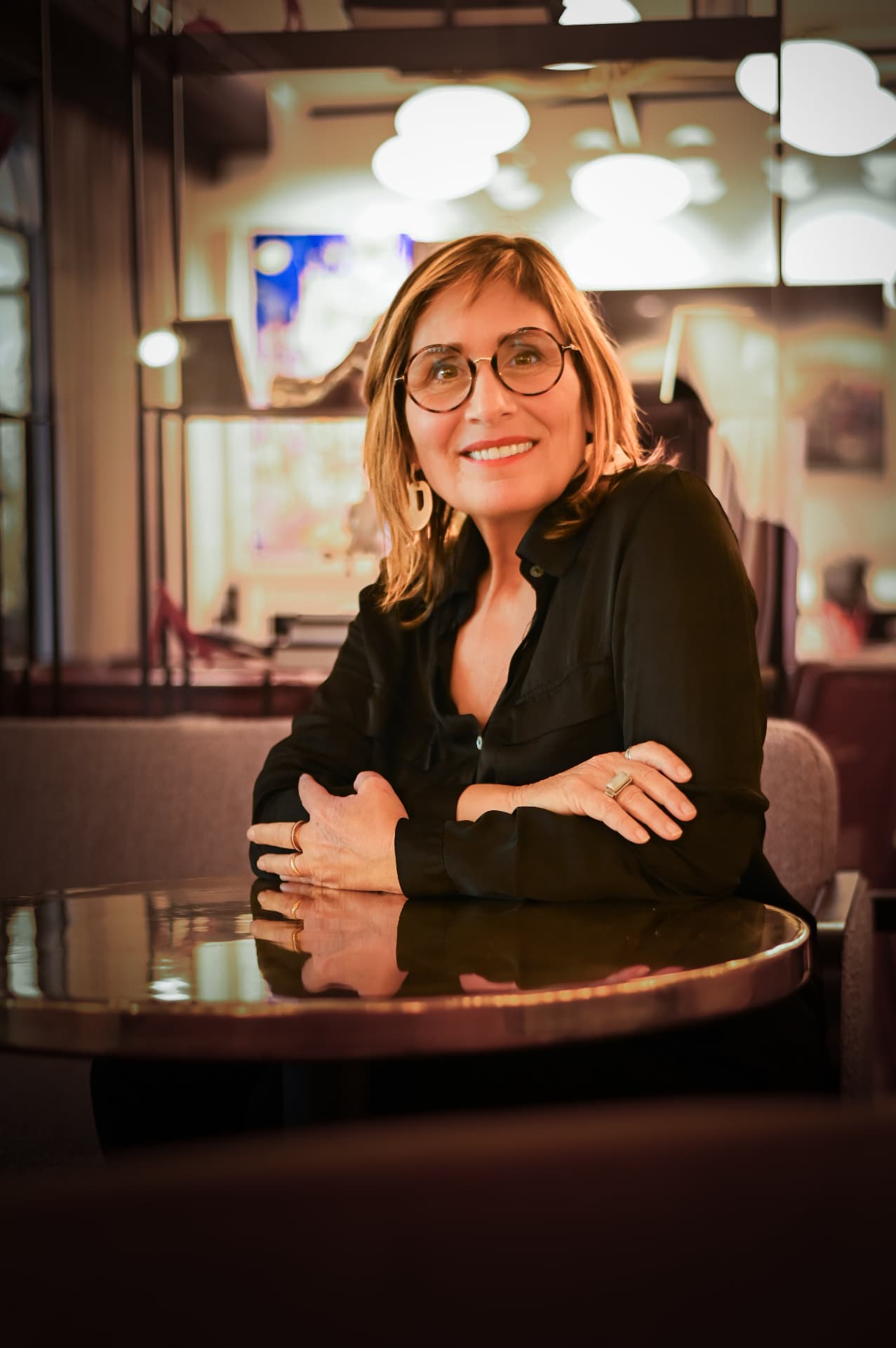 Chris Montel, autrice et conférencière, assise à une table